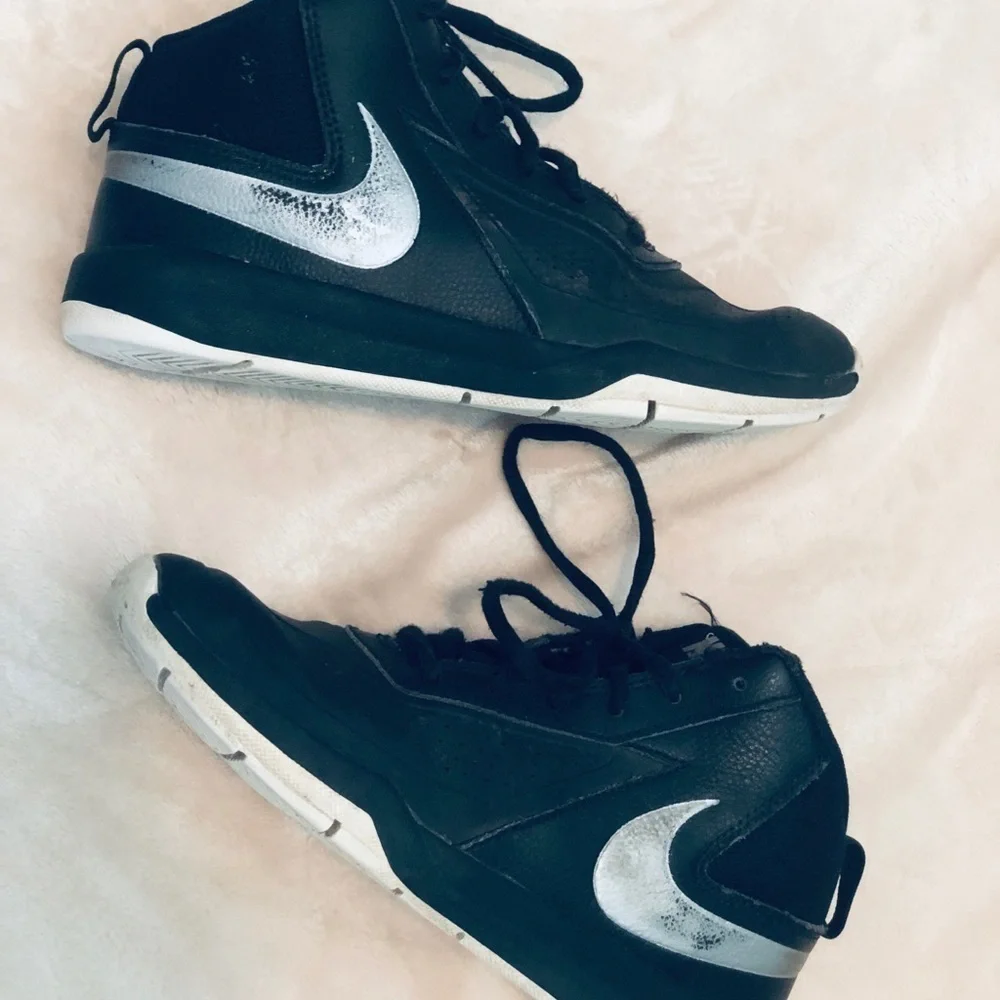 Nike Boys Boots Size 2.5 Y